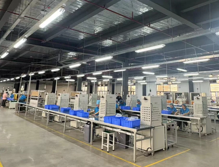 Semi-automatic assembly lines at the JOYO Packaging factory
